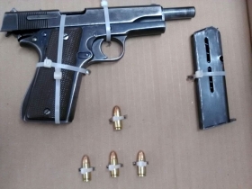 A los sospechosos se les aseguro un arma de fuego, calibre 9 mil&iacute;metros abastecida con cuatro cartuchos &uacute;tiles