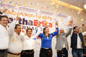Se reuni&oacute; con cientos de militantes para celebrar su victoria como gobernadora de Puebla