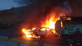 Un cami&oacute;n que transportaba verduras se qued&oacute; sin frenos y choc&oacute; contra otro veh&iacute;culo