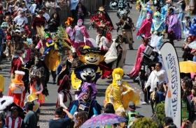 Desfile de Huehues re&uacute;ne a miles de asistentes en su cuarta edici&oacute;n