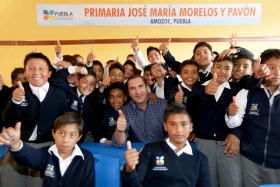 Con el director del INEA entreg&oacute; certificados a poblanos que finalizaron la primaria y secundaria