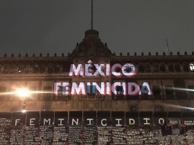 Proyectan &ldquo;M&eacute;xico feminicida&rdquo; en fachada de Palacio Nacional