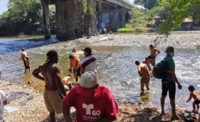 Caravana migrante avanza rumbo a Sayula de Alem&aacute;n, Veracruz