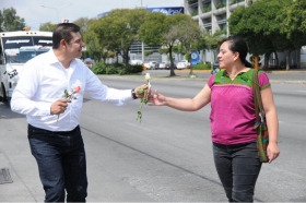 Armenta acudi&oacute; a cruceros viales de la ciudad capital para festejarlas