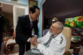 La &uacute;ltima foto de Fidel Castro, acompa&ntilde;ado del mandatario vietnamita