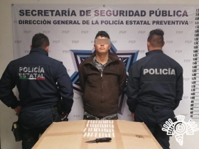 Estaba en posesi&oacute;n de aparente droga.