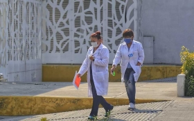 Contin&uacute;a contrataci&oacute;n de personal m&eacute;dico en Puebla