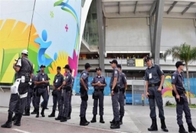 Polic&iacute;as resguardan la zona 