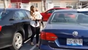 La mujer baj&oacute; a desayunar con sus amigas 