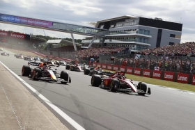 Sainz se lleva el #GPGranBreta&ntilde;a con #Ferrari Checo P&eacute;rez segundo