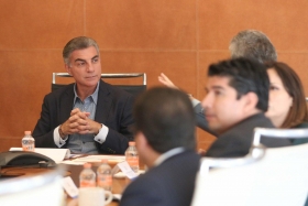 Se reuni&oacute; con especialistas del Centro de Investigaci&oacute;n y Docencia Econ&oacute;micas A.C 