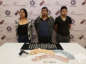 Los encontraron en posesi&oacute;n de aparente droga.