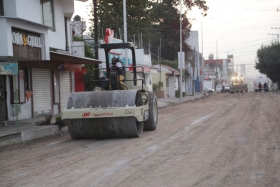 Eduardo Rivera supervisa avance de pavimentaci&oacute;n en Camino Real