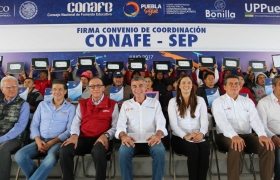 El mandatario garantiza certeza jur&iacute;dica a 98 personas con t&iacute;tulos de propiedad 