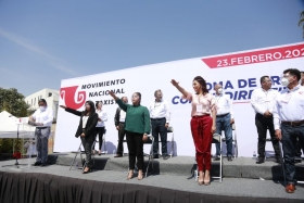 Rinde protesta primer comit&eacute; de taxistas integrado s&oacute;lo por mujeres