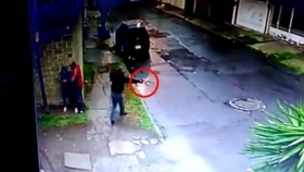 En cuesti&oacute;n de segundo, le arrebatan la mochila a la joven y huyen del lugar