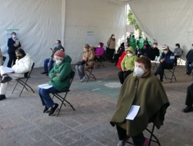 Largas filas, inicia vacunaci&oacute;n de adultos mayores contra #COVID19