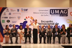 Tony Gali firm&oacute; 22 compromisos ante notiario p&uacute;blico, entre ellos, aplicar estudios m&eacute;dicos a los infantes para detectar enfermedades
