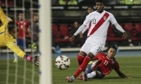 El encuentro inici&oacute; con una Selecci&oacute;n de Chile atacando a los peruanos.