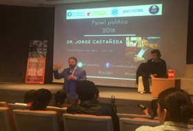 Present&oacute; su libro en universidades de Puebla