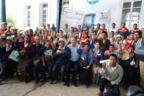 Dichos apoyos incluyen la entrega de monederos electr&oacute;nicos con un valor de 5 mil pesos