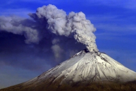 Las columnas de ceniza han alcanzado hasta 3 kil&oacute;metros de altura 