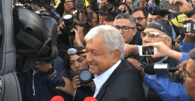 L&oacute;pez Obrador acude a votar, llega antes de que instalen la casilla