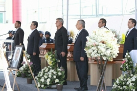Ofreci&oacute; todo el apoyo del gobierno del estado a las familias que perdieron un ser querido 