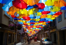 Todos los a&ntilde;os, en julio, el festival Agit&Aacute;gueda llena de color y animaci&oacute;n esta ciudad del Centro de Portugal.