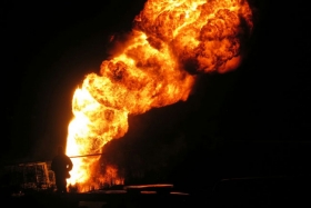 Bomberos y Seguridad F&iacute;sica de Pemex laboran desde la madrugada del martes 