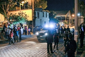La turba enardecida impidi&oacute; que polic&iacute;as rescataran a los presuntos delincuentes 