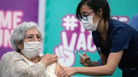 Chile es el pa&iacute;s que m&aacute;s r&aacute;pido vacuna en el mundo