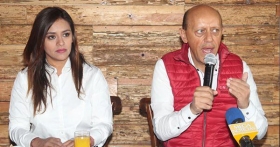 Present&oacute; su propuesta de pol&iacute;tica junto a su compa&ntilde;era Xitlalic Ceja