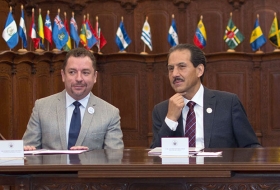 Entregan c&eacute;dula a rector
