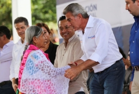 Entrega regional de Insumos a Tiempo, as&iacute; como de los primeros tractores ligeros, m&oacute;dulos acu&iacute;colas, estufas ecol&oacute;gicas y animales 