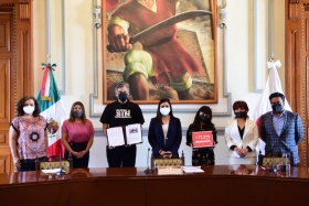 Organizaci&oacute;n entrega m&aacute;s de 77 mil firmas contra corridas de toros
