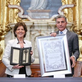 El mandatario resalt&oacute; el compromiso de la homenajeada 