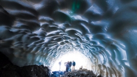 T&uacute;nel de hielo que dura s&oacute;lo un mes