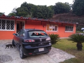 As&iacute; qued&oacute; un veh&iacute;culo estacionado   