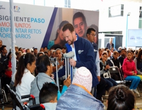 Entregan aparatos auditivos y ortop&eacute;dicos