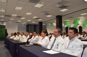 Reconocen labor de m&eacute;dicos