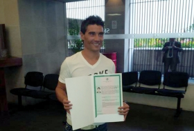 Mat&iacute;as Alustiza con carta de naturalizaci&oacute;n.