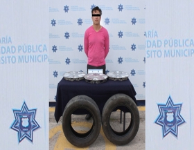 Rob&oacute; tres tapones para rin