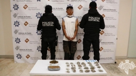 Los agentes lo encontraron en posesi&oacute;n de aparente droga.