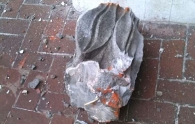 Result&oacute; da&ntilde;ado un escudo y una guirnalda.