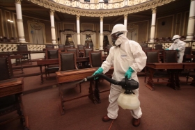 Congreso respalda decreto de suspensi&oacute;n de actividades
