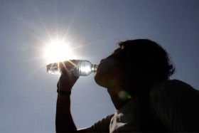Se recomienda beber m&aacute;s de dos litros de agua diarios 
