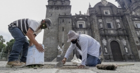 Reparaci&oacute;n de las lajas de la catedral de Puebla, lleva un avance del 90%