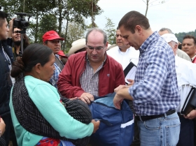  Entreg&oacute; apoyos a familias de difuntos, productores afectados, Programa Empleo Temporal, y a las madres de reci&eacute;n nacidos
