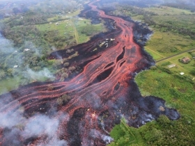El volc&aacute;n Kilauea contin&uacute;a haciendo erupci&oacute;n en una fisura